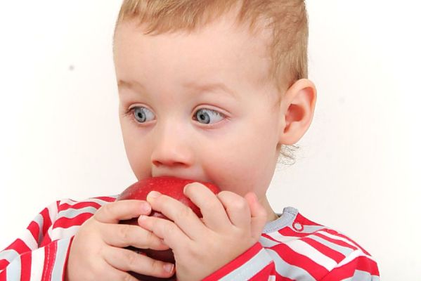 Мальчик 2 года плохо. Пищевая аллергия у ребенка 2 года фото. Ребенок 1,2 года боится красный цвет форум.