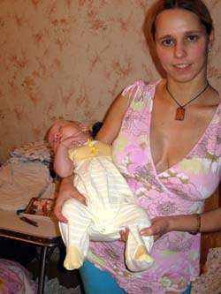 Высаживания новорожденного при коликах фото поза