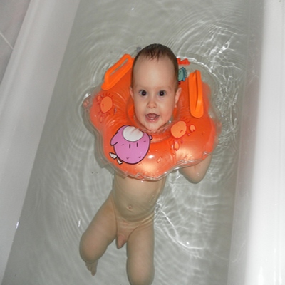 Нравится купаться. Кукла 07151 купания. Надувной круг ванну девочек купание Ваня.